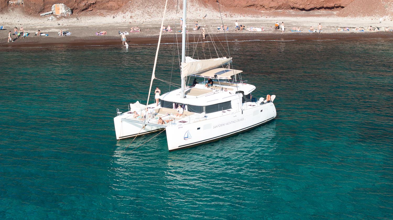 Santorini Katamaran Tagesausflug: Mittagessen, Getränke und Transfers