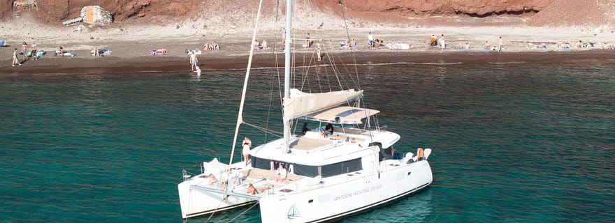 Croisière d'une journée en catamaran à Santorin : Déjeuner, boissons et transferts