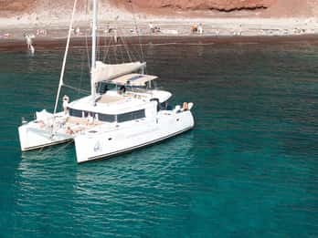 Santorini Catamaran dagskryssning: Lunch, dryck och transfer