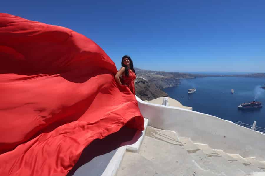 Flying Dress Fotoshooting auf Santorin mit Abholung vom Hotel. Foto: GetYourGuide