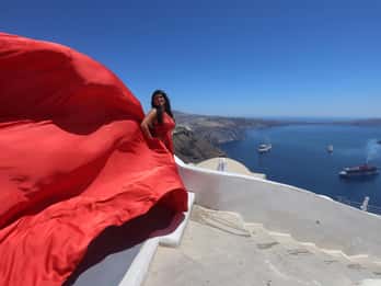 Flying Dress Fotoshooting auf Santorin mit Abholung vom Hotel