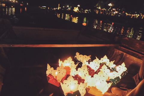 Hoi An: Passeio noturno de barco e lançamento de lanternas no rio Hoai