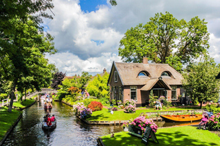 From Amsterdam: Explore Giethoorn Private Guided Tour by Car