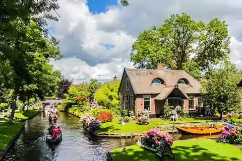 From Amsterdam: Explore Giethoorn Private Guided Tour by Car