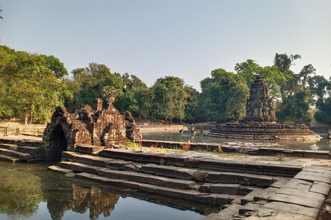 Siem Reap: Phnom Bok Mountain and Grand Circle Temples Tour