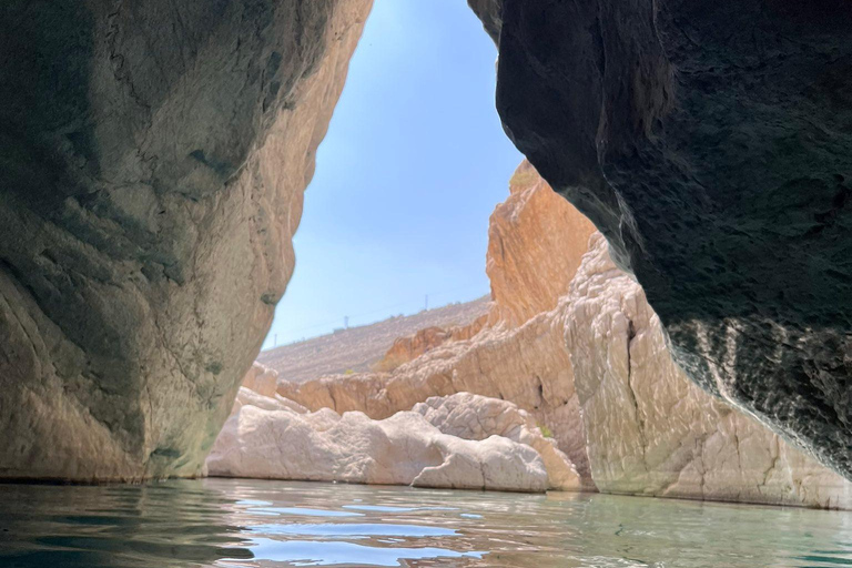 Mascate : coucher de soleil dans le désert et visite d&#039;une journée du Wadi Bnai Khalid + déjeuner