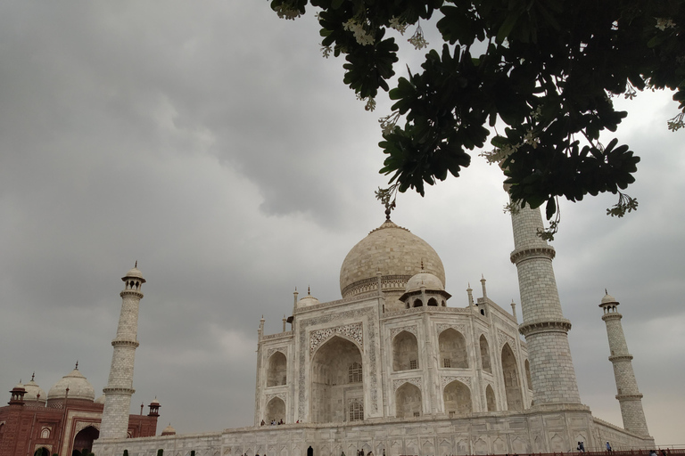 Agra: Taj Mahal Guided Tour with Photography & Rental Saree Taj Mahal Guided Tour without Entry Tickets & Rental Saree