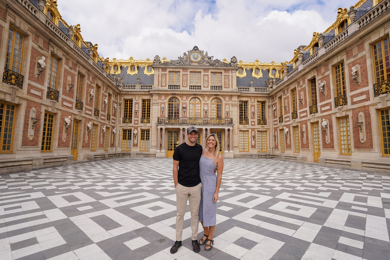 Versailles: Skip-the-Line Versailles Palace and Garden Tour Transport from Paris + Palace Guided Tour + Gardens Access
