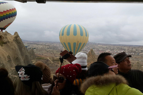 Voo de balão de ar quente na Capadócia ao nascer do sol em Fairychimneys