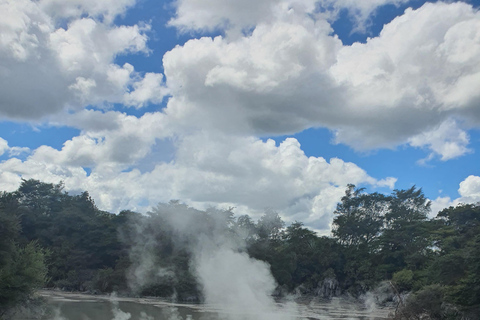 Wycieczki Rotorua i Taupo:, odwiedź naturalne gorące źródła i gejzeryWycieczki Rotorua i Taupo Parki gejzerów, jaskinie Waitomo, Hobbiton