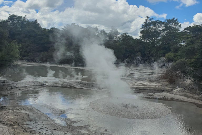 Wycieczki Rotorua i Taupo:, odwiedź naturalne gorące źródła i gejzeryWycieczki Rotorua i Taupo Parki gejzerów, jaskinie Waitomo, Hobbiton