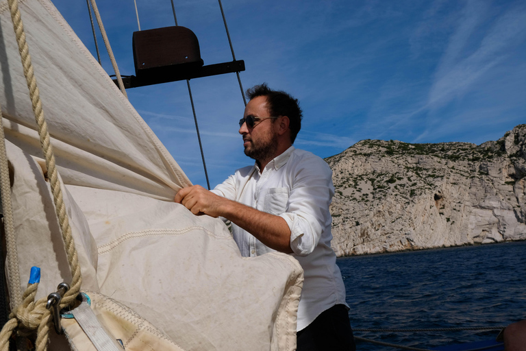 Marseille: Sailing cruise tour to Château d'If, the Calanques & swimming Marseille: Sailing boat cruise to Château d'If, Calanques & swimming