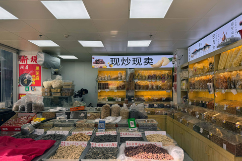 Shanghai: Local Food Market and Park Walking Tour