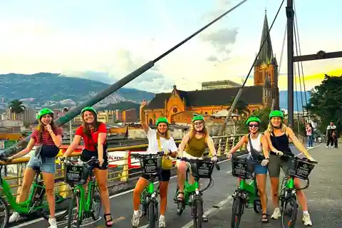 Medellin: Bike City Tour with Local Food and Drink Tastings