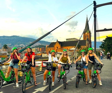 Medellin: Cykeltur i staden med lokala mat- och dryckesprovningar