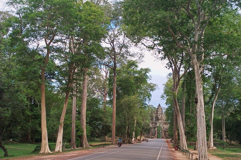 L&#039;alba ad Angkor Wat con un gruppo di condivisione