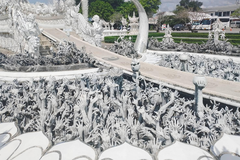 Excursión a los templos rojo, azul y blanco y a las aguas termales desde Chaing MaiTemplos rojos, azules y blancos y viaje a aguas termales desde Chaing Mai