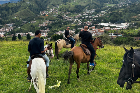 Medellín: Passeio a cavalo, espetáculo de animais e vista do horizonte