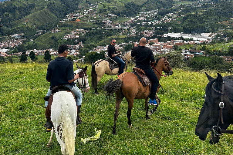 Medellín: Passeio a cavalo, espetáculo de animais e vista do horizonte