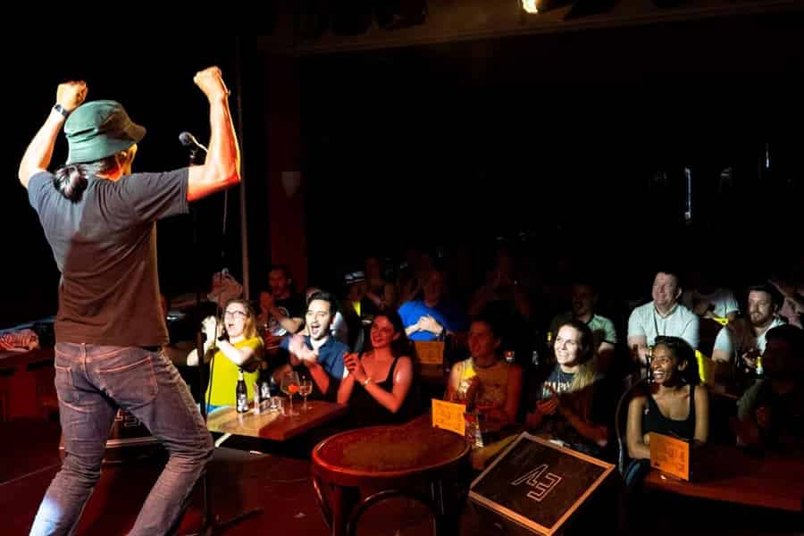 Englische Stand-up-Comedy-Show mit kostenloser Pizza und kostenlosen Schnäpsen. Foto: GetYourGuide