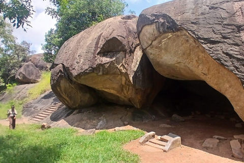 From Colombo/Negombo to Anuradhapura Day Tour with Mihintale