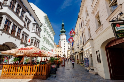 Van Wenen naar Bratislava: bus- en boottochtTour in het Engels