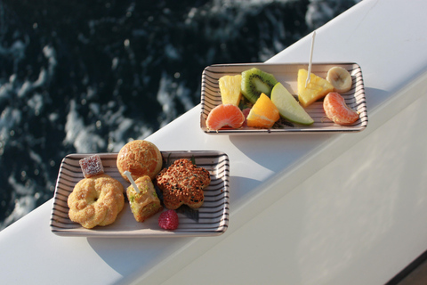 Istanbul: Private Bootsfahrt auf dem Bosporus mit SnacksIstanbul: Bosporus RIier Private Yacht-Kreuzfahrt mit Snacks