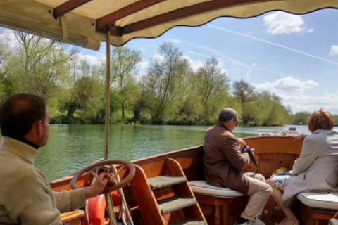 Oxford: River Cruise and Walking Tour to Iffley Village