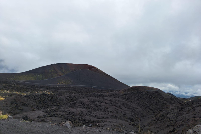 Excursão ao sul do Etna com trekking ligeiro, prova de vinhos e almoço