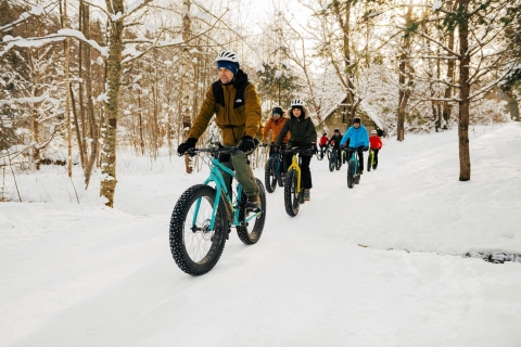Excursión invernal en bicicleta por Tallin con parada para tomar caféExcursión invernal en bicicleta por Tallin con parada en un café y visita al mercado