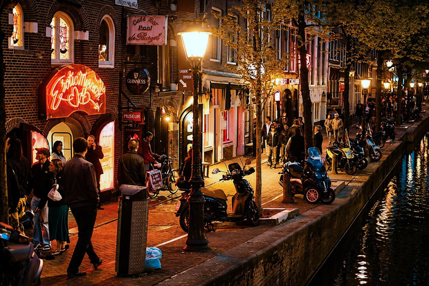 Amsterdam : visite guidée à pied sur le quartier rouge, la religion et le commerce