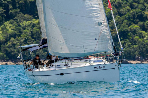 Rejs żaglówką w UbatubaWycieczka żaglówką w Ubatuba