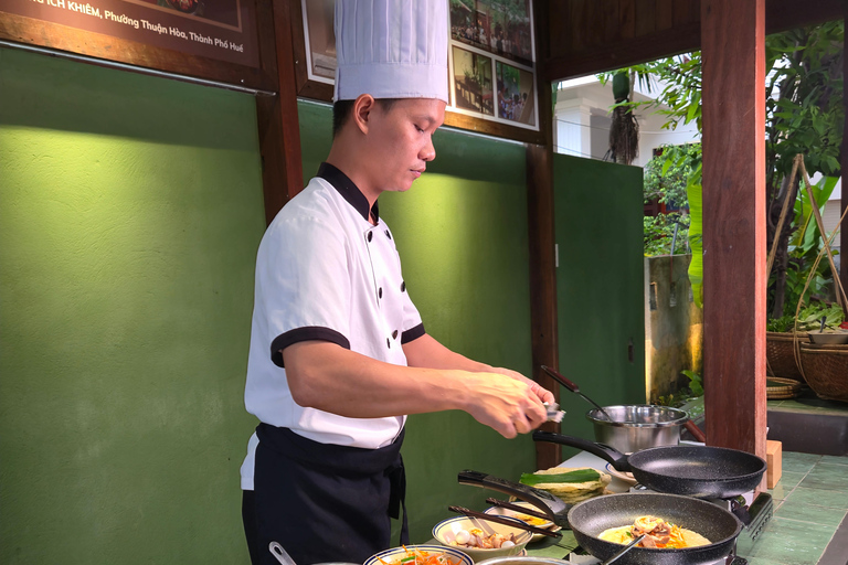 Hue: Market Tour and Cooking Class with typical dishes