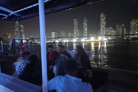 Panama City: Sunset Panama Bay Catamaran Tour with Open Bar
