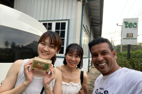 Kandy Shopping Tour by Tuk Tuk with Sri Lankan Roti Tasting