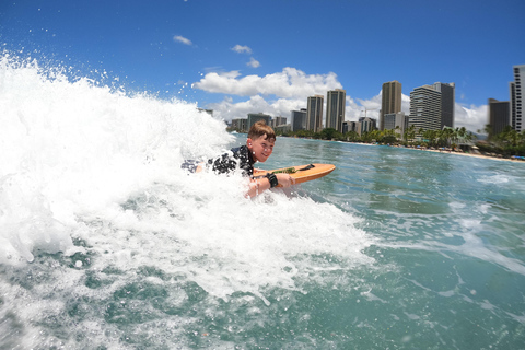 Clase de bodyboard en Waikiki, dos alumnos por instructor