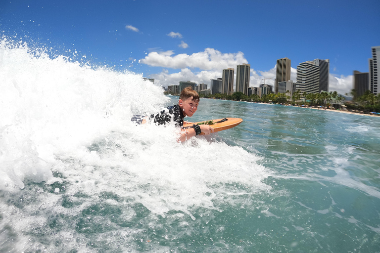 Bodyboard-Unterricht in Waikiki, zwei Schüler auf einen InstruktorBodyboard-Unterricht in Waikiki, zwei Schüler auf einen Lehrer