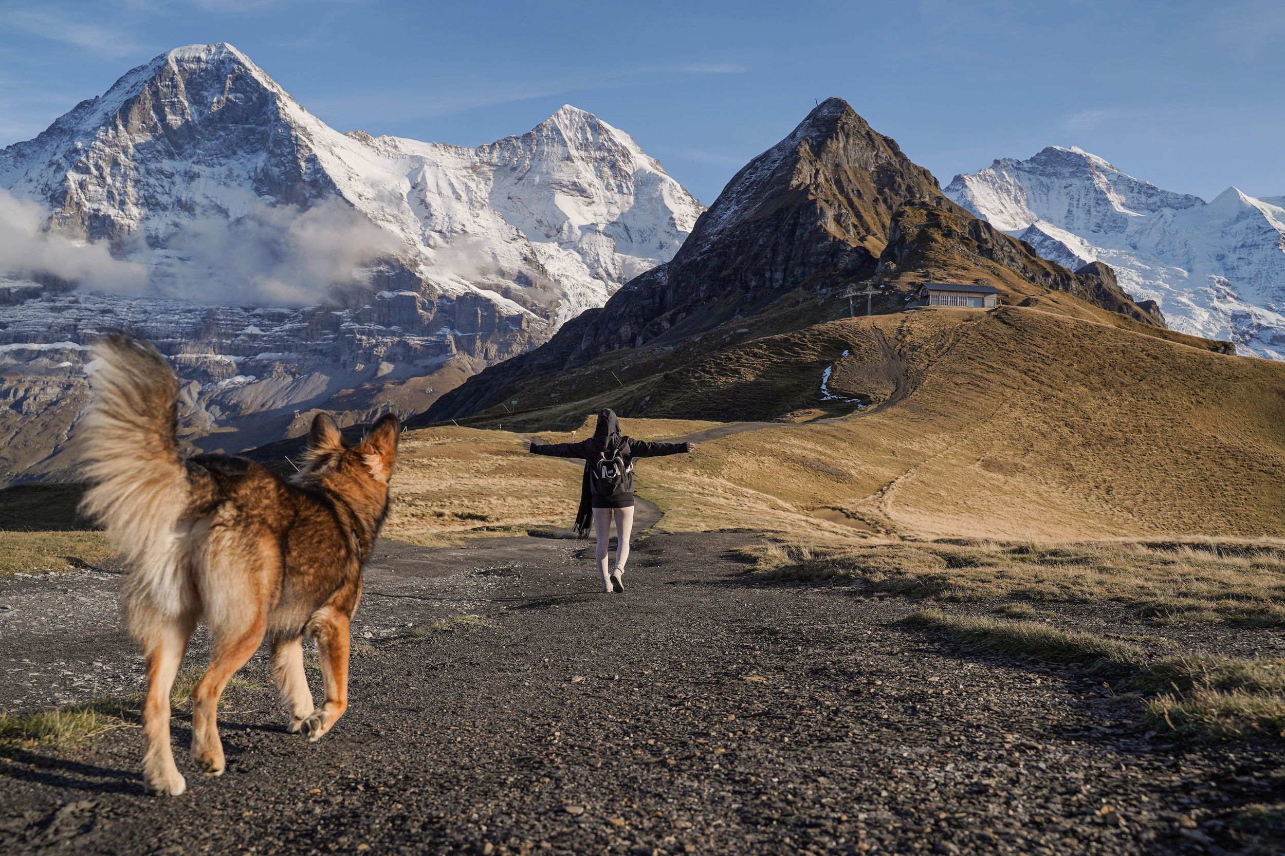 Tiefgreifende Erholung in den Alpen: Yoga und Klangheilung mit Blick auf die Gletscher