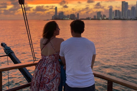 Cartagena: Walking tour & Sunset Pirate Ship Cruise