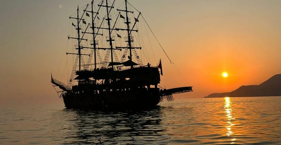 Alanya: Sunset Party Boat w/ Dinner & Unlimited Drinks