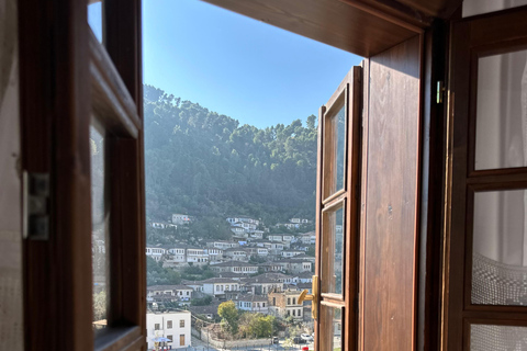 Déjeuner/dîner traditionnel avec vue panoramique à BeratDéjeuner traditionnel 12:45 avec vue panoramique à Berat