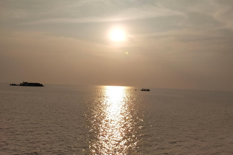 Coucher de soleil au village flottant sur le lac gigantesque