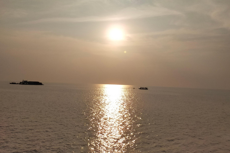 Sonnenuntergang im schwimmenden Dorf auf dem riesigen See