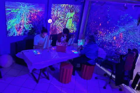 Lyon : Peinture au néon dans l'atelier d'un artiste - galerie