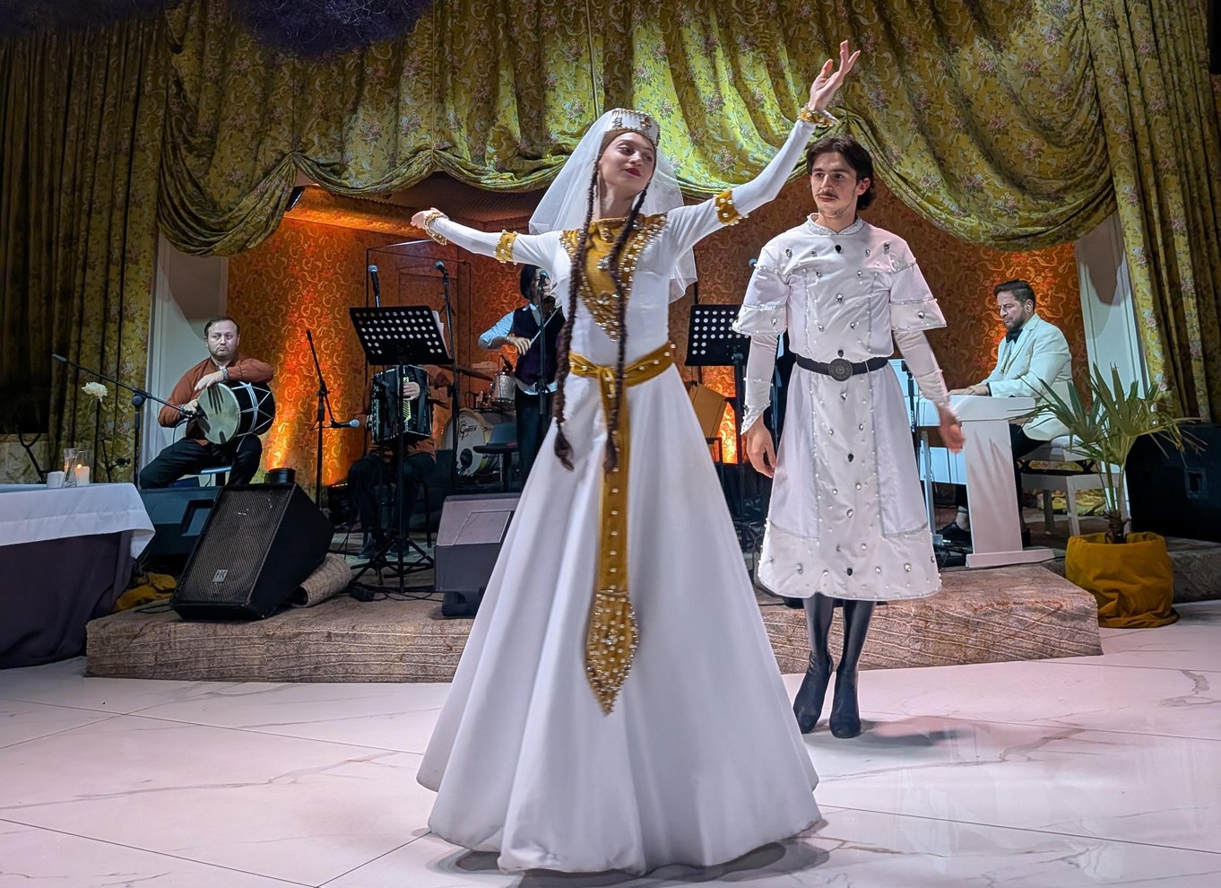 Tbilisi: georgisk middag, danseshow og afhentning på hotellet