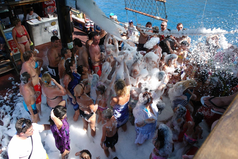 Alanya: Piratenboot boottocht bij zonsondergang met diner en schuimparty