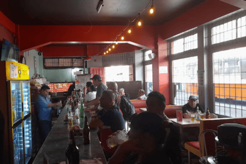 Chepe Chinchurro：圣何塞终极酒吧徒步导览Chepe Chinchurro：圣何塞终极潜水酒吧徒步导览