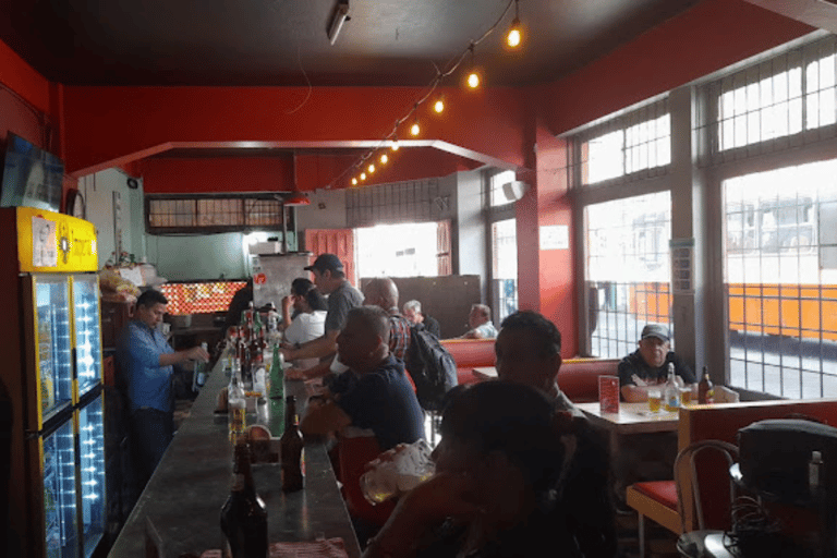 Chepe Chinchurro：圣何塞终极酒吧徒步导览Chepe Chinchurro：圣何塞终极潜水酒吧徒步导览