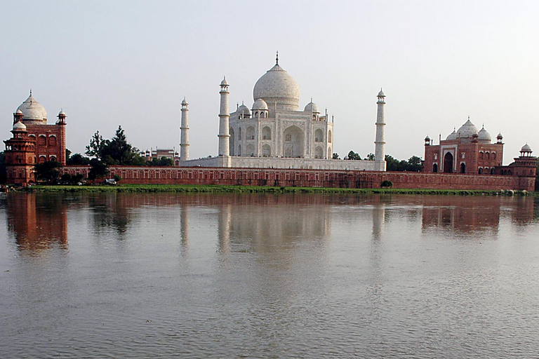 Dagsutflykt till Taj Mahal i en SUV-bil med alternativ.Dagsutflykt till Taj Mahal i en SUV-bil + guide