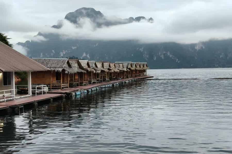 Übernachtung im schwimmenden Raft-Haus, Chiao-Lan-See & Korallenhöhle. Foto: GetYourGuide Übernachtung im schwimmenden Raft-Haus, Chiao-Lan-See & Korallenhöhle. Foto: GetYourGuide